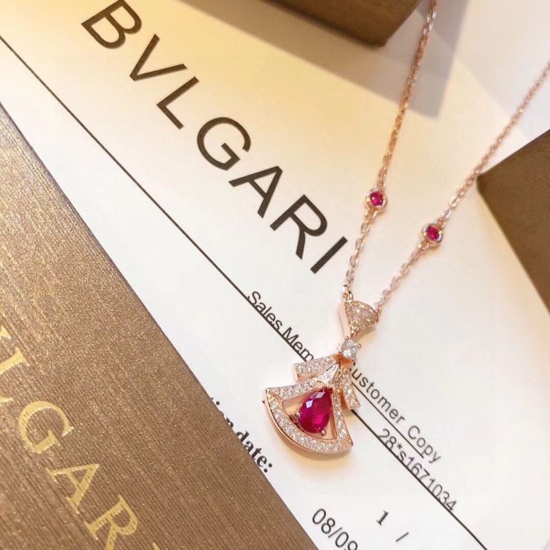 Bo*te*ga venenta necklaces